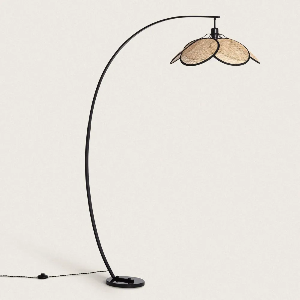 Abat-jour en tissu Lampe sur pied Nirvana avec arc et éclairage LED, fabriquée en rotin
