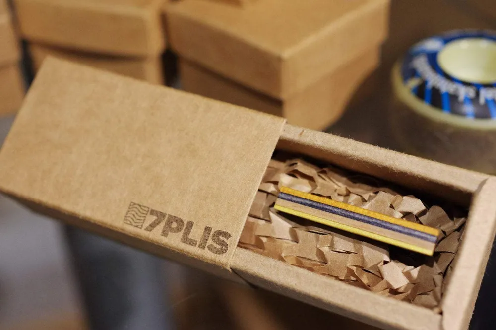 Pince à cravate recyclée à partir de skateboards usagés bois orange jaune noir brun marron