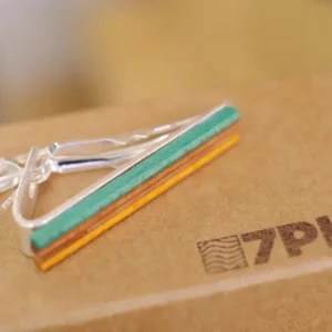 Pince à cravate recyclée à partir de skateboards usagés bois orange vert rouge brun marron