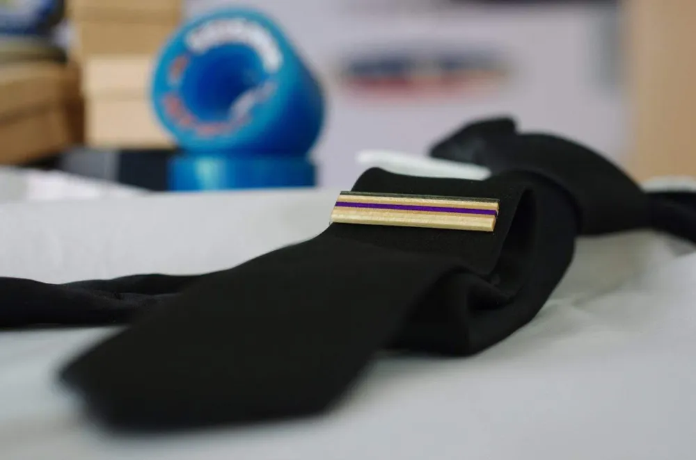 Pince à cravate skateboard recyclé bois