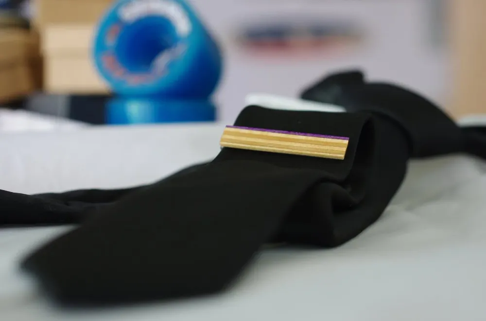 Pince à cravate skateboard recyclé bois violet