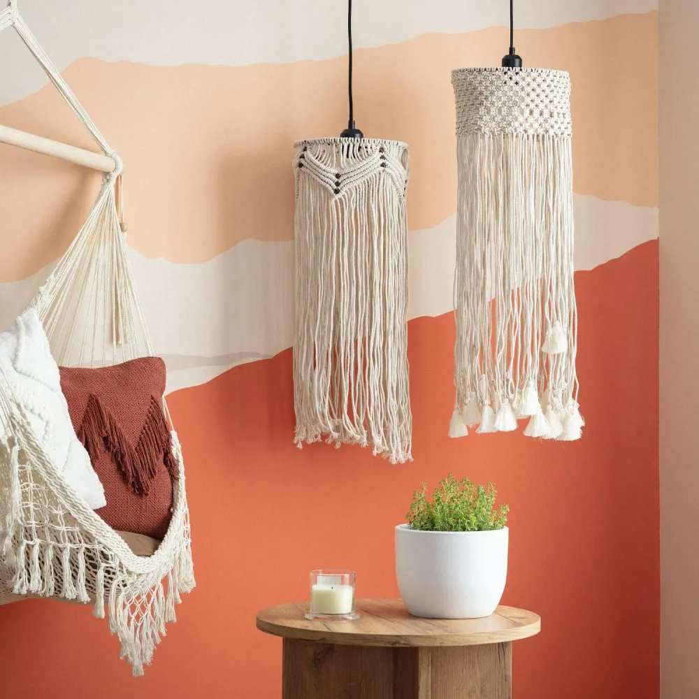 Lampadaire en macramé de coton avec éclairage par LED intégré. Style industriel